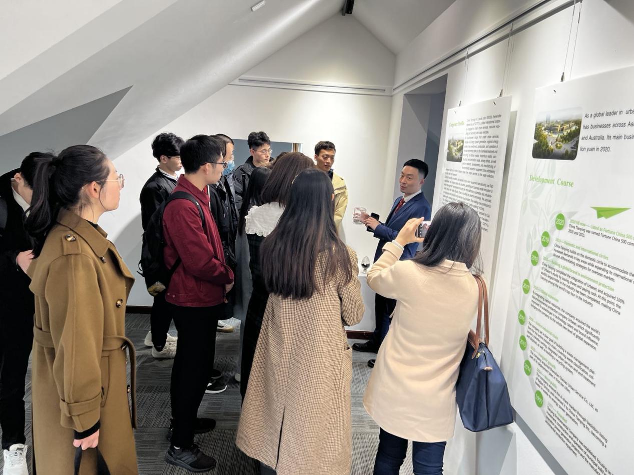 劉春陽外事總監(jiān)為北外國商同學們講解