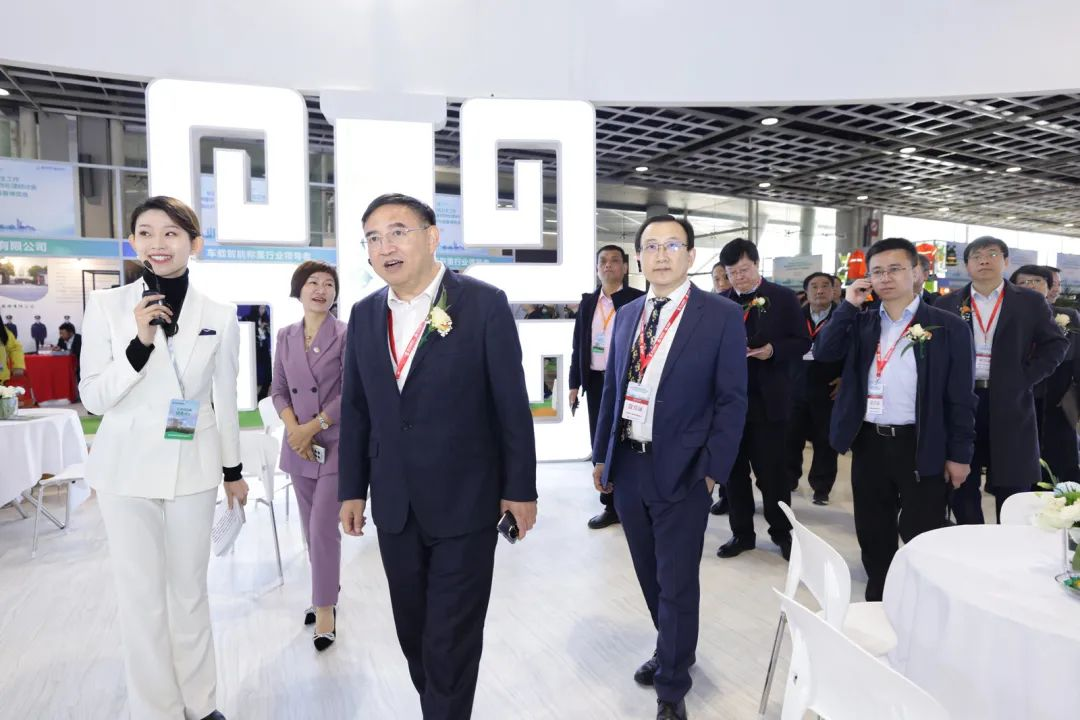 各級(jí)領(lǐng)導(dǎo)參觀中國天楹展位