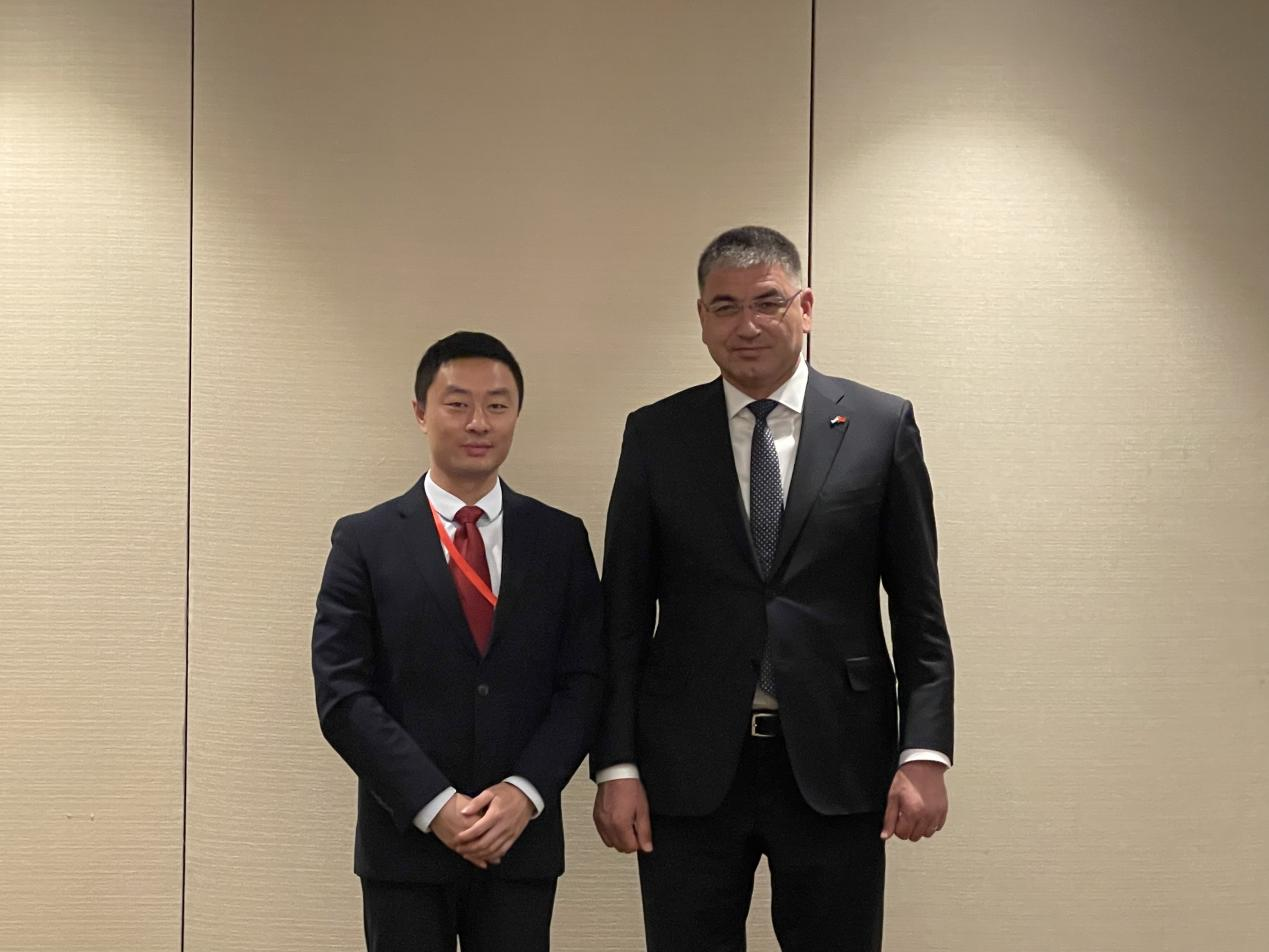 劉春陽(yáng)外事總監(jiān)（左）與阿茲扎諾維奇州長(zhǎng)（右）