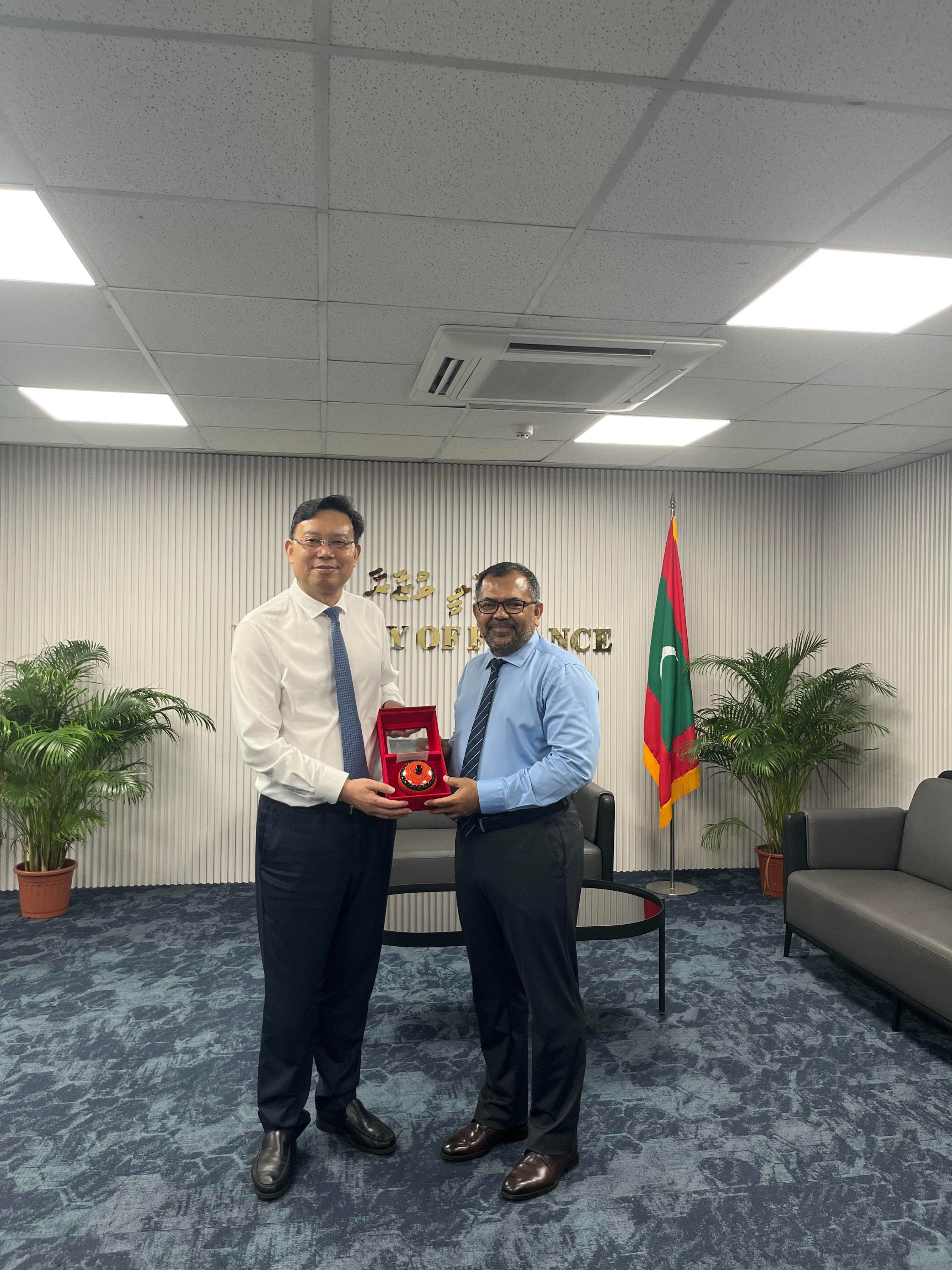 總裁曹德標(biāo)（左）與財(cái)政部長(zhǎng)扎米爾（右）